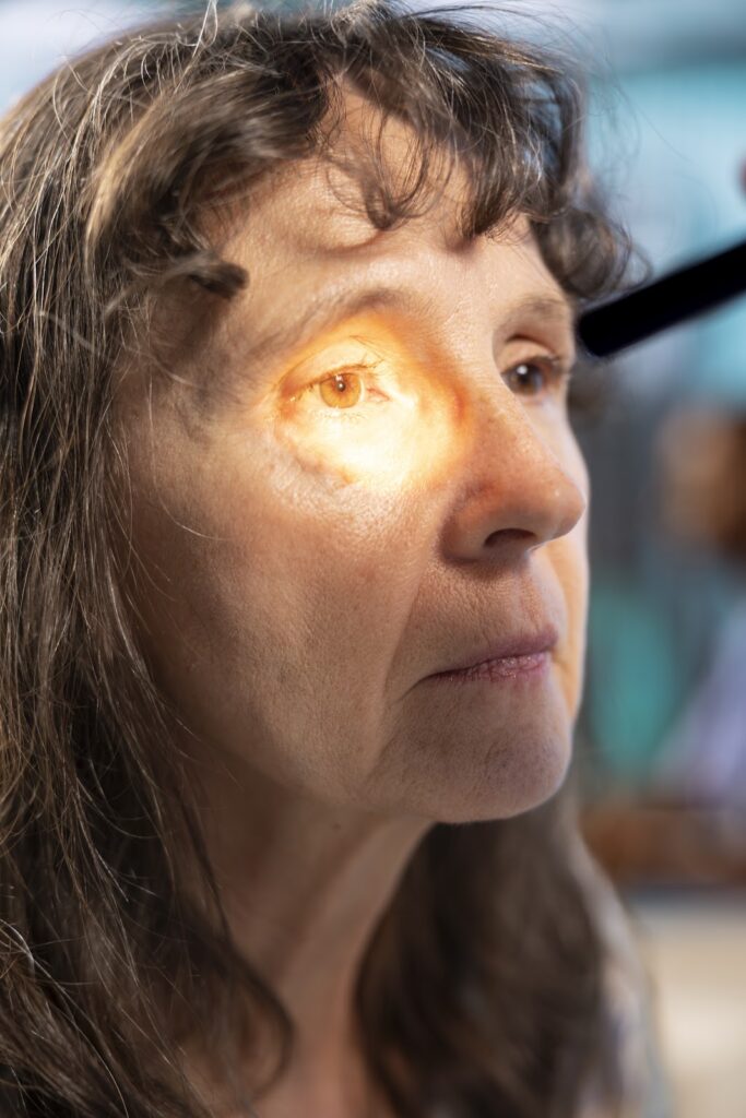 mulher de 60 anos fazendo um check up oftalmológico para prevenir a DMRI