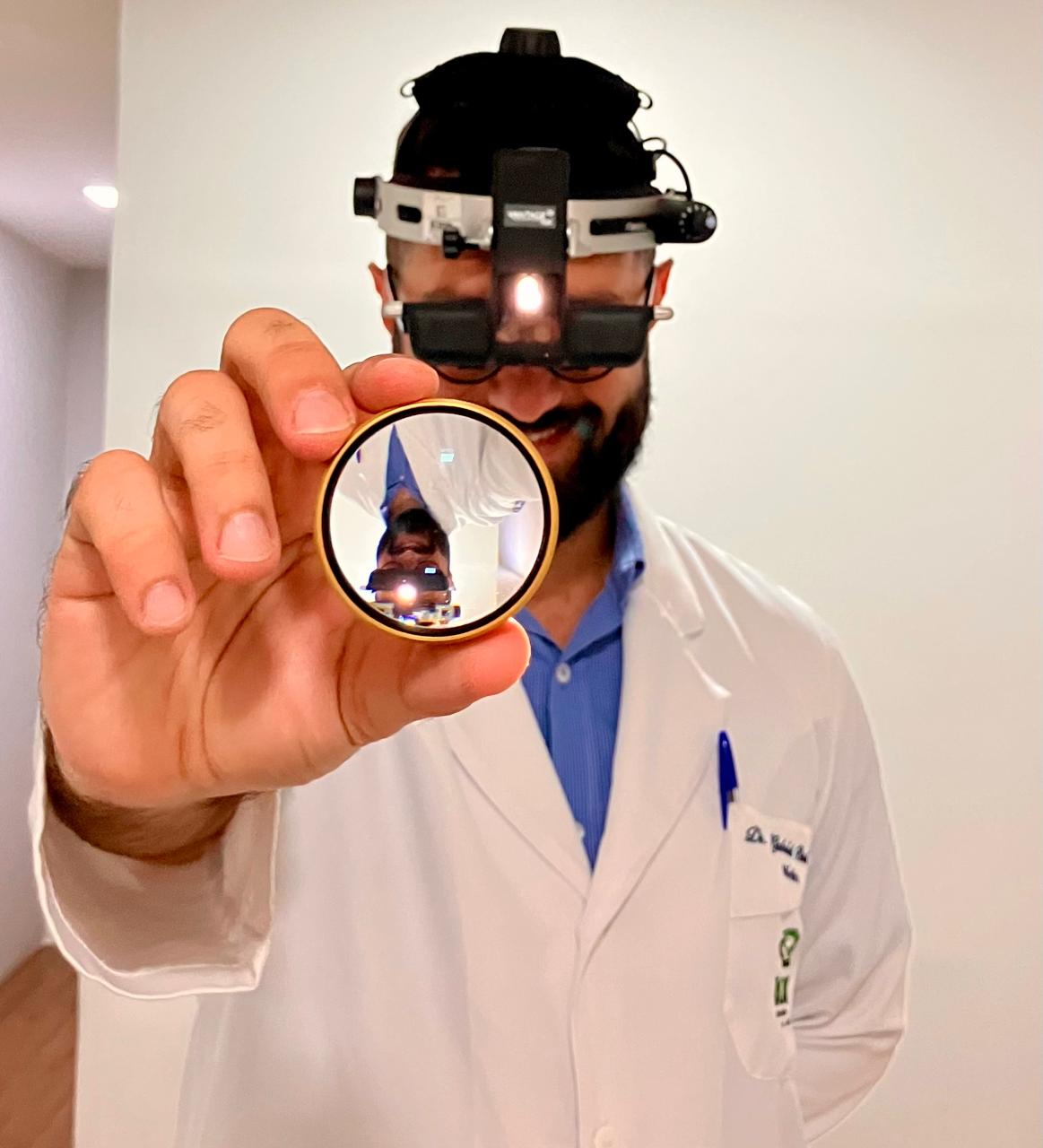 Oftalmologista realizando exame oftalmológico